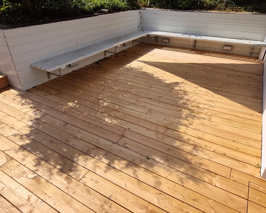 Terrasse bois avec banquettes intégrées, réalisation Amzer Paysage