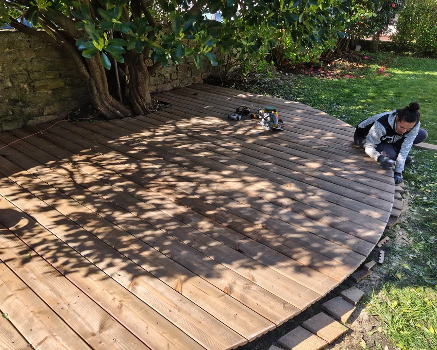 Pose d'une terrasse bois circulaire par Amzer Paysage
